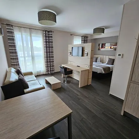 Ibis Styles Airport Aero 44 מלון 3*