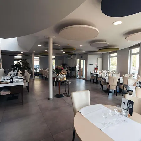 Hotel Ibis Styles Airport Aero 44 3*