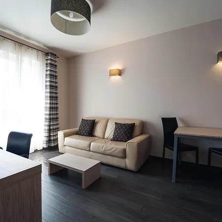 Ibis Styles Airport Aero 44 3* شارلروا